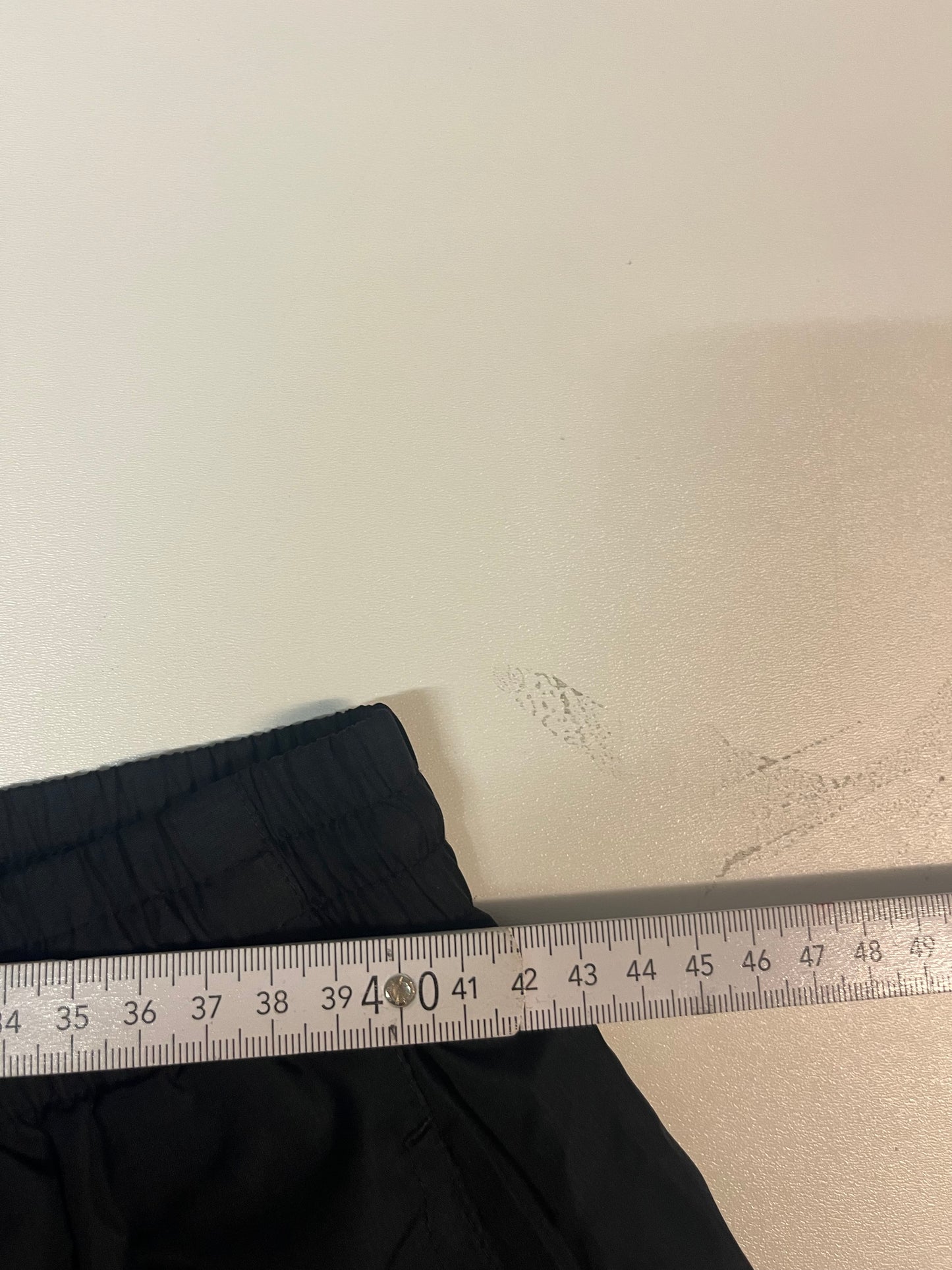 Entdecke unsere Vintage Track Pants von Nike und anderen Marken, erhältlich bei Valuxery.de - Dein Shop für trendige Vintage - Kleidung. Unsere Track Pants sind aus hochwertigen Materialien und