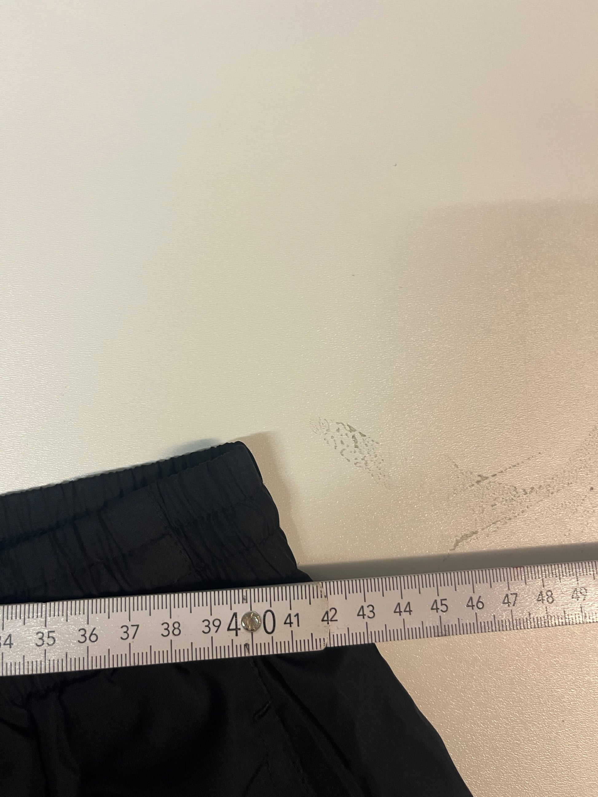 Entdecke unsere Vintage Track Pants von Nike und anderen Marken, erhältlich bei Valuxery.de - Dein Shop für trendige Vintage - Kleidung. Unsere Track Pants sind aus hochwertigen Materialien und