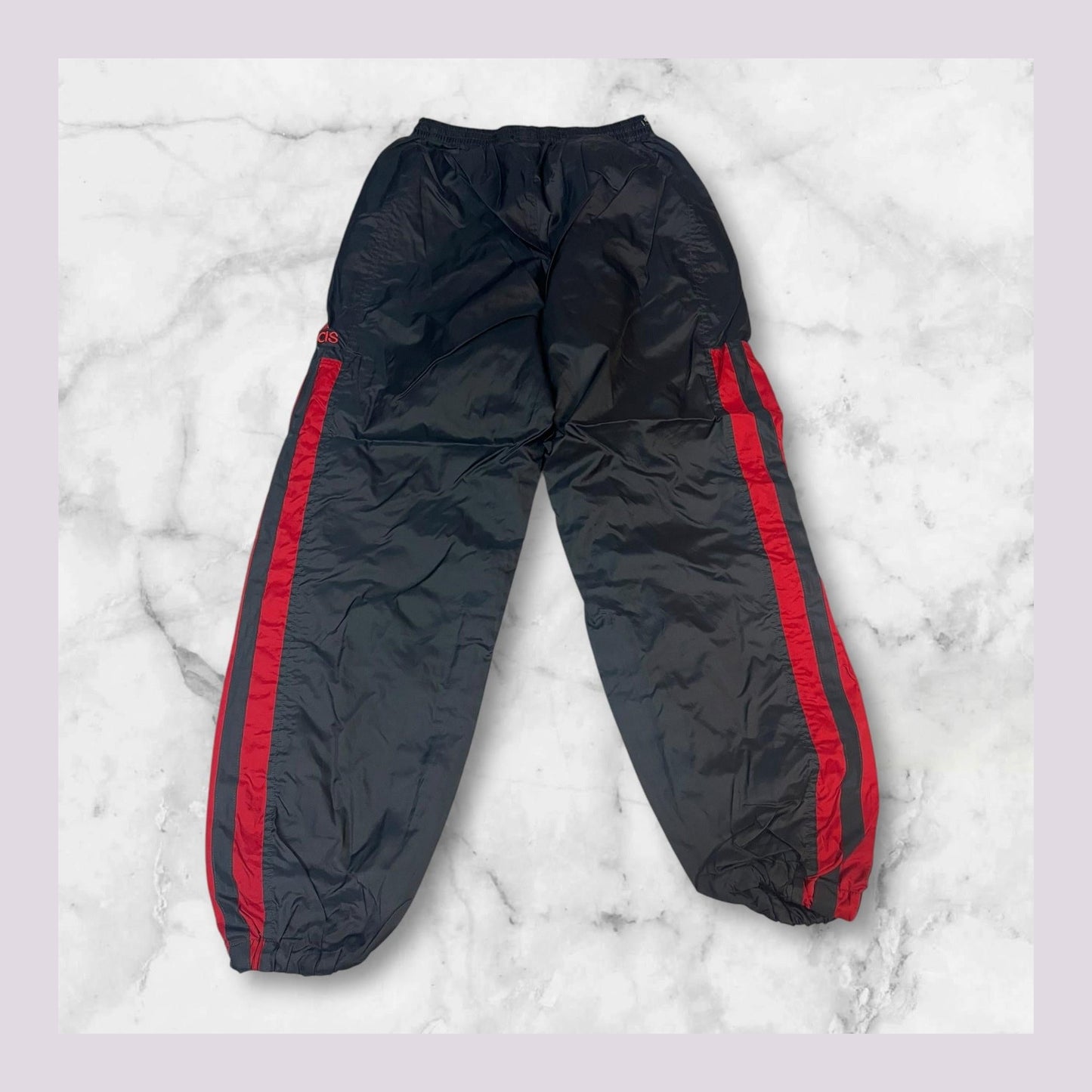 Entdecke unsere Vintage Track Pants von Nike und anderen Marken, erhältlich bei Valuxery.de - Dein Shop für trendige Vintage - Kleidung. Unsere Track Pants sind aus hochwertigen Materialien und
