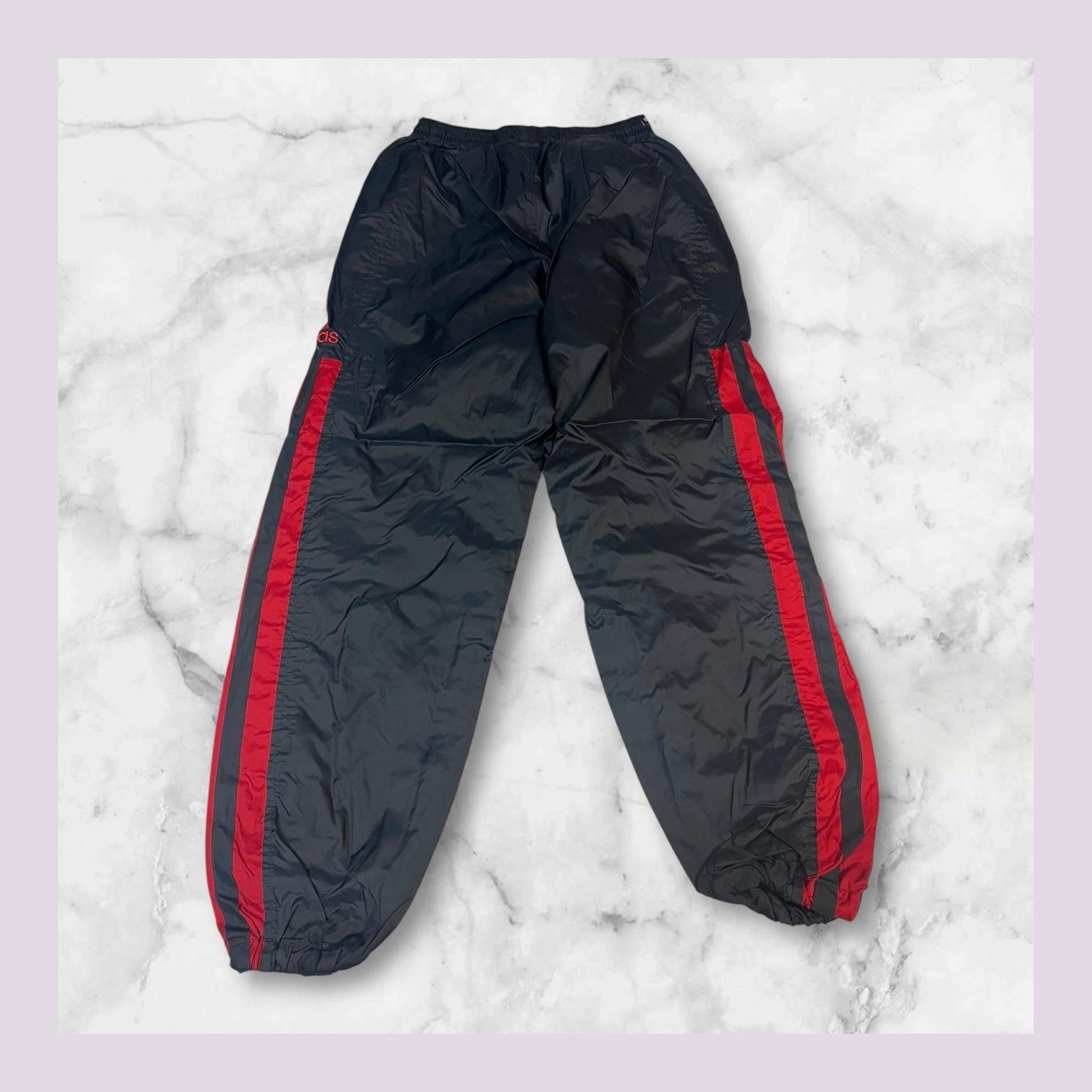 Entdecke unsere Vintage Track Pants von Nike und anderen Marken, erhältlich bei Valuxery.de - Dein Shop für trendige Vintage - Kleidung. Unsere Track Pants sind aus hochwertigen Materialien und