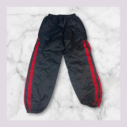 Entdecke unsere Vintage Track Pants von Nike und anderen Marken, erhältlich bei Valuxery.de - Dein Shop für trendige Vintage - Kleidung. Unsere Track Pants sind aus hochwertigen Materialien und