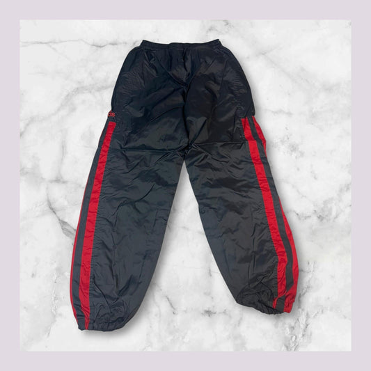 Entdecke unsere Vintage Track Pants von Nike und anderen Marken, erhältlich bei Valuxery.de - Dein Shop für trendige Vintage - Kleidung. Unsere Track Pants sind aus hochwertigen Materialien und
