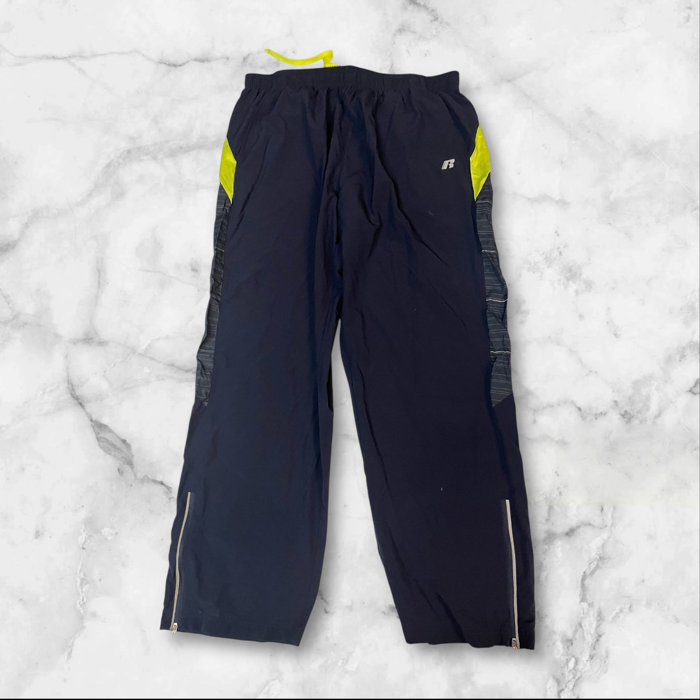 Entdecke unsere Vintage Track Pants von Nike und anderen Marken, erhältlich bei Valuxery.de - Dein Shop für trendige Vintage - Kleidung. Unsere Track Pants sind aus hochwertigen Materialien und