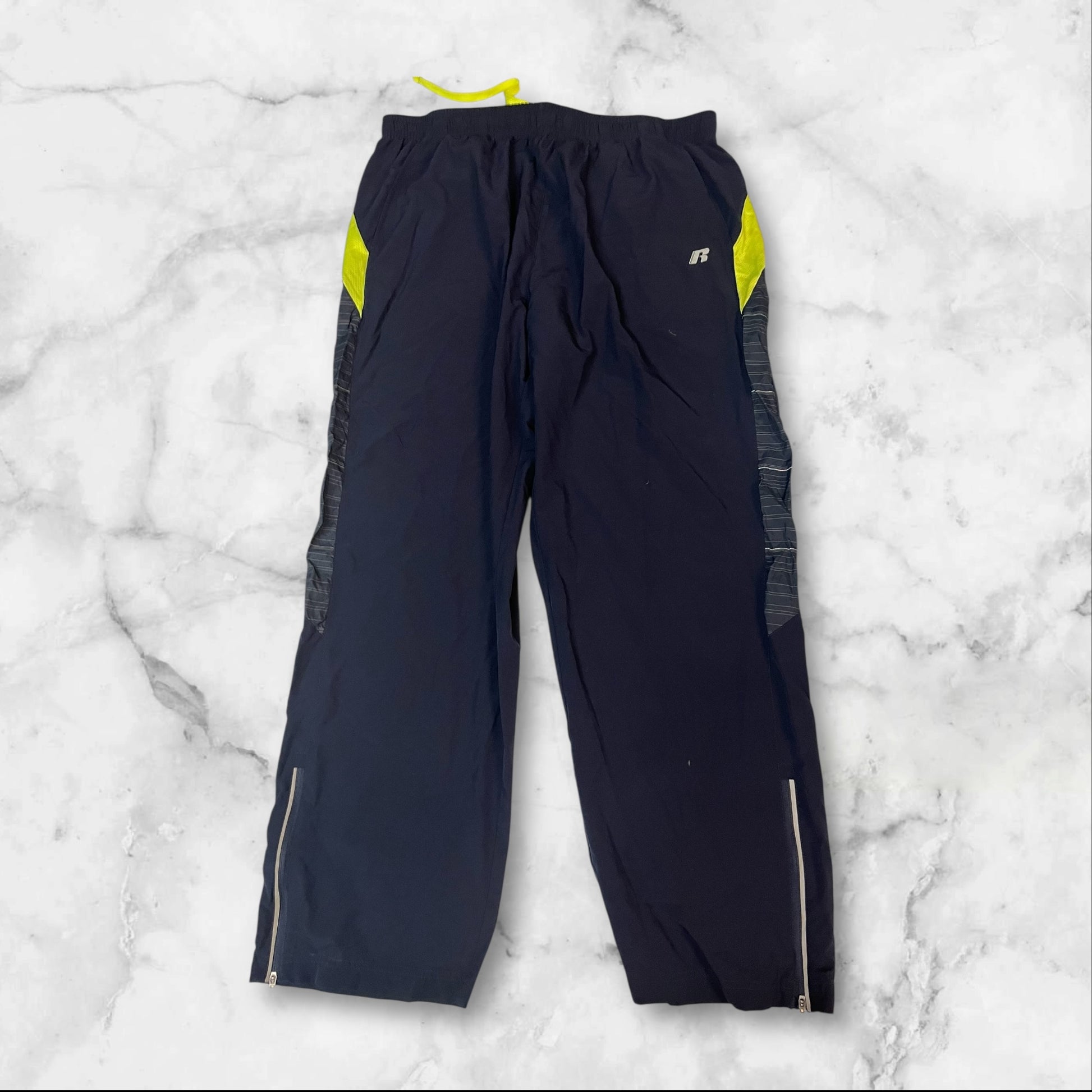 Entdecke unsere Vintage Track Pants von Nike und anderen Marken, erhältlich bei Valuxery.de - Dein Shop für trendige Vintage - Kleidung. Unsere Track Pants sind aus hochwertigen Materialien und