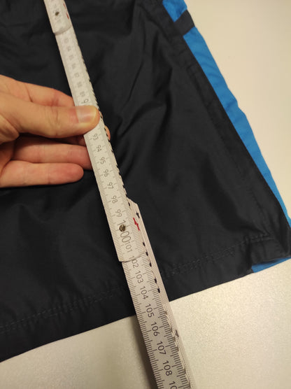 Entdecke unsere Vintage Track Pants von Nike und anderen Marken, erhältlich bei Valuxery.de - Dein Shop für trendige Vintage - Kleidung. Unsere Track Pants sind aus hochwertigen Materialien und