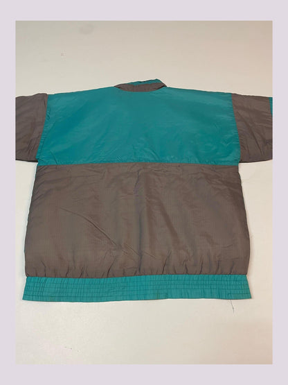 Entdecke unsere Vintage Track Pants von Nike und anderen Marken, erhältlich bei Valuxery.de - Dein Shop für trendige Vintage - Kleidung. Unsere Track Pants sind aus hochwertigen Materialien und