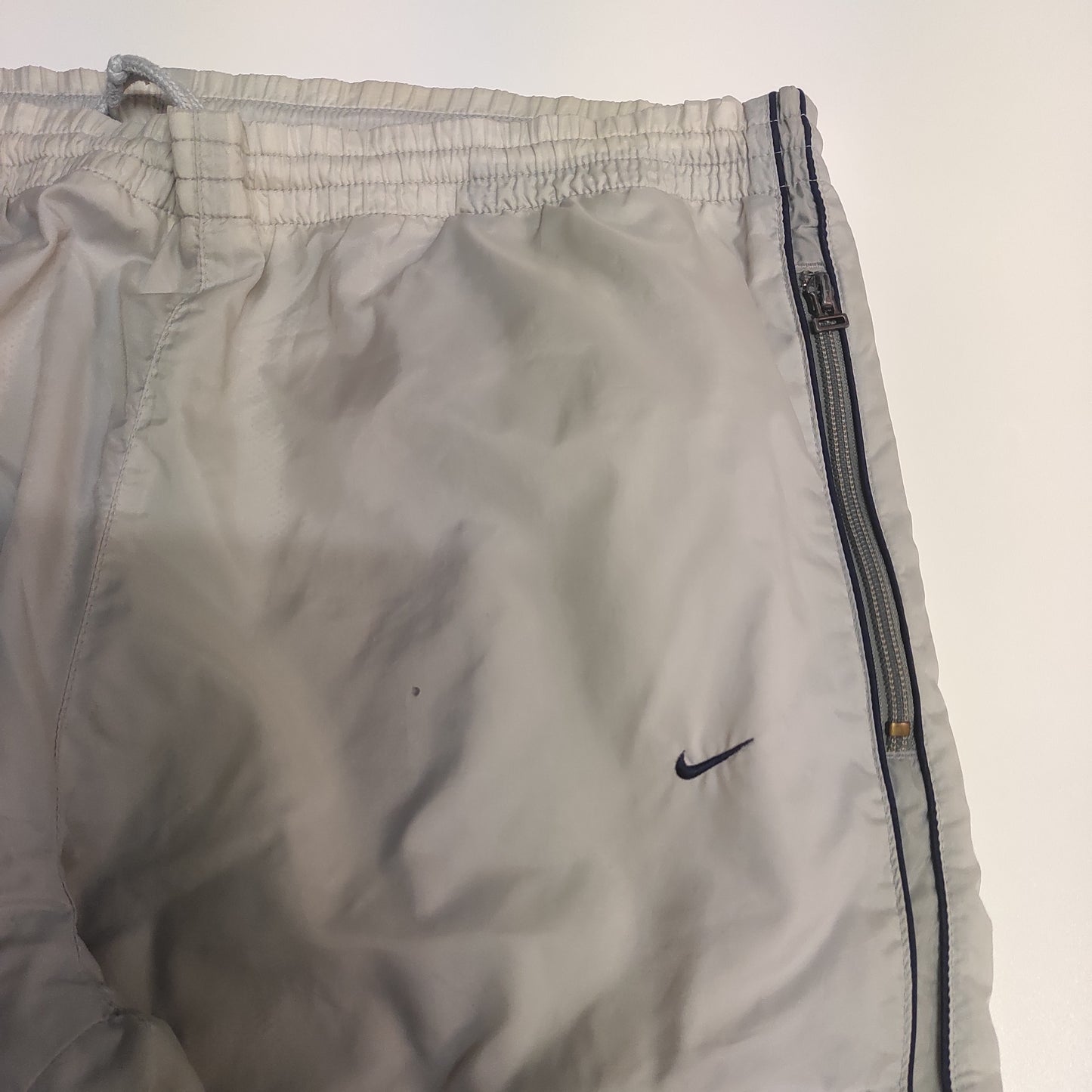 Entdecke unsere Vintage Track Pants von Nike und anderen Marken, erhältlich bei Valuxery.de - Dein Shop für trendige Vintage - Kleidung. Unsere Track Pants sind aus hochwertigen Materialien und