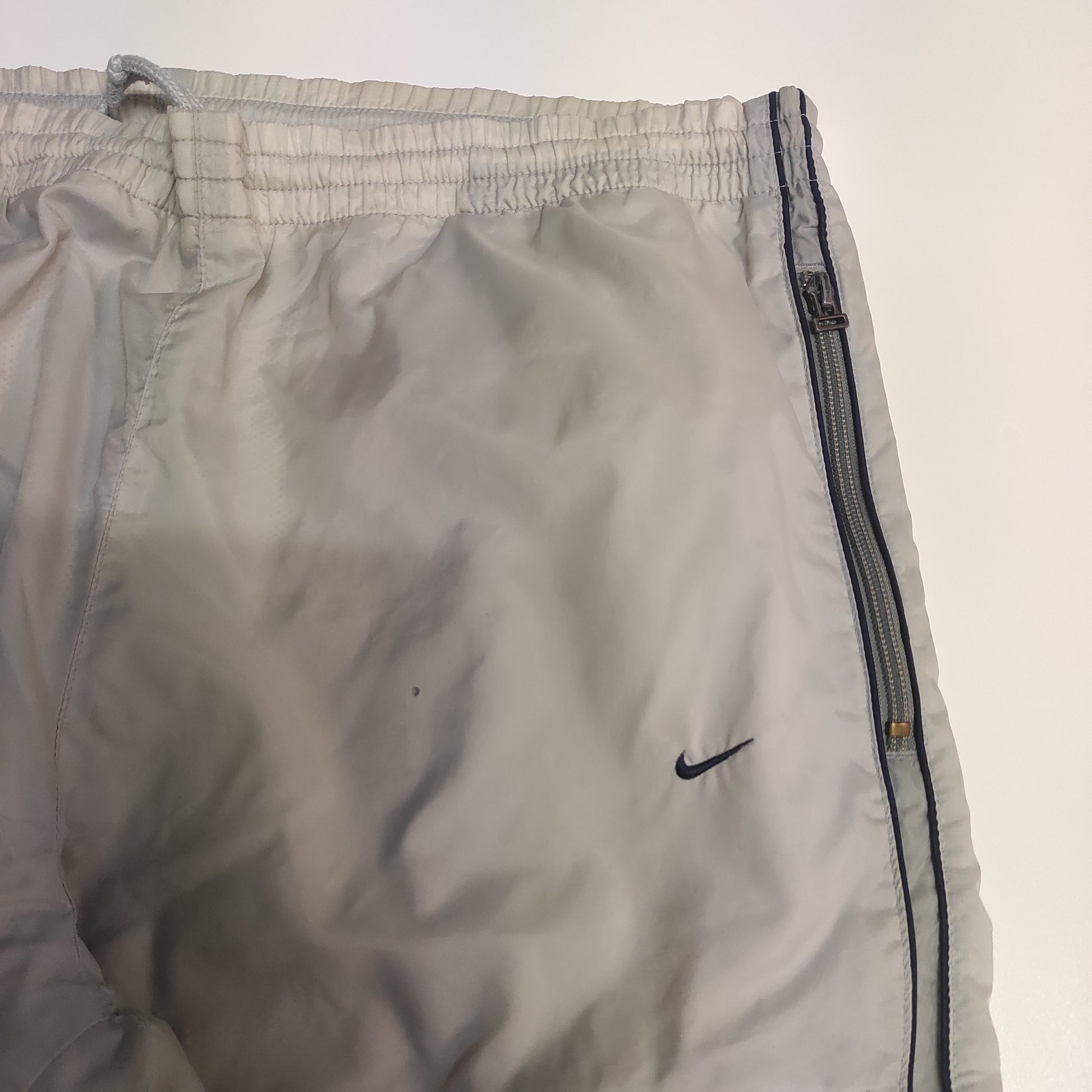 Entdecke unsere Vintage Track Pants von Nike und anderen Marken, erhältlich bei Valuxery.de - Dein Shop für trendige Vintage - Kleidung. Unsere Track Pants sind aus hochwertigen Materialien und
