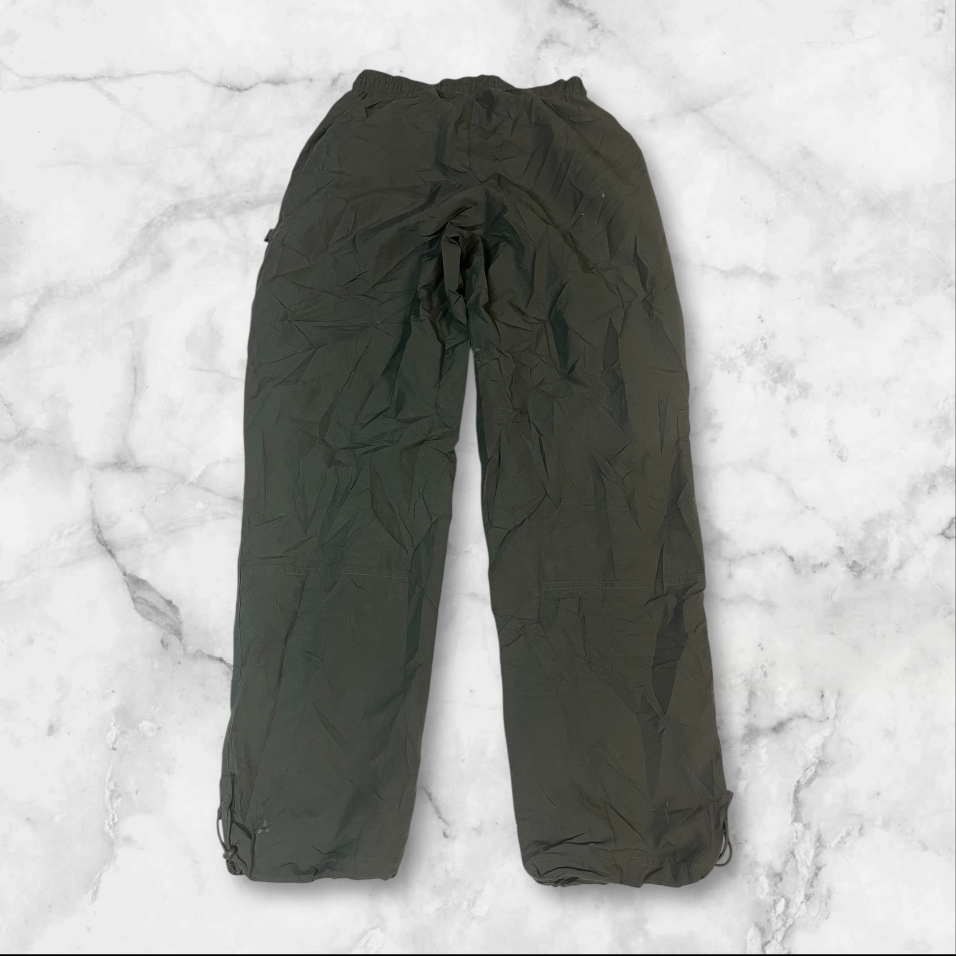 Entdecke unsere Vintage Track Pants von Nike und anderen Marken, erhältlich bei Valuxery.de - Dein Shop für trendige Vintage - Kleidung. Unsere Track Pants sind aus hochwertigen Materialien und