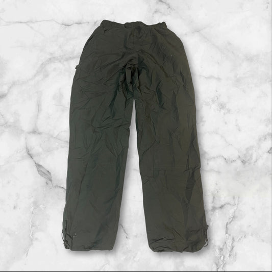 Entdecke unsere Vintage Track Pants von Nike und anderen Marken, erhältlich bei Valuxery.de - Dein Shop für trendige Vintage - Kleidung. Unsere Track Pants sind aus hochwertigen Materialien und