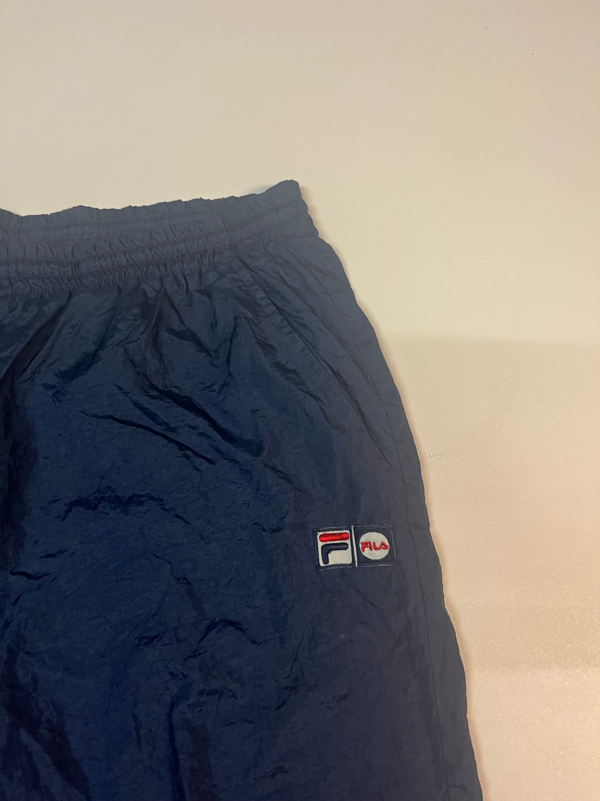 Entdecke unsere Vintage Track Pants von Nike und anderen Marken, erhältlich bei Valuxery.de - Dein Shop für trendige Vintage - Kleidung. Unsere Track Pants sind aus hochwertigen Materialien und