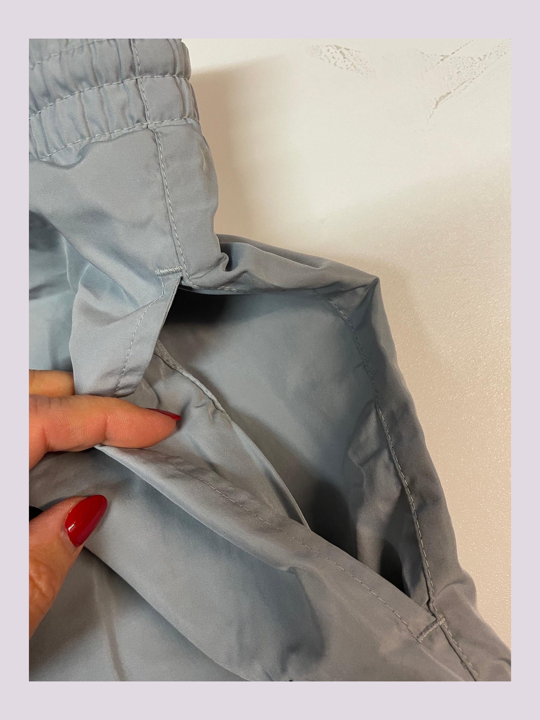 Entdecke unsere Vintage Track Pants von Nike und anderen Marken, erhältlich bei Valuxery.de - Dein Shop für trendige Vintage - Kleidung. Unsere Track Pants sind aus hochwertigen Materialien und