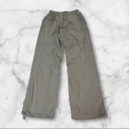 Entdecke unsere Vintage Track Pants von Nike und anderen Marken, erhältlich bei Valuxery.de - Dein Shop für trendige Vintage - Kleidung. Unsere Track Pants sind aus hochwertigen Materialien und