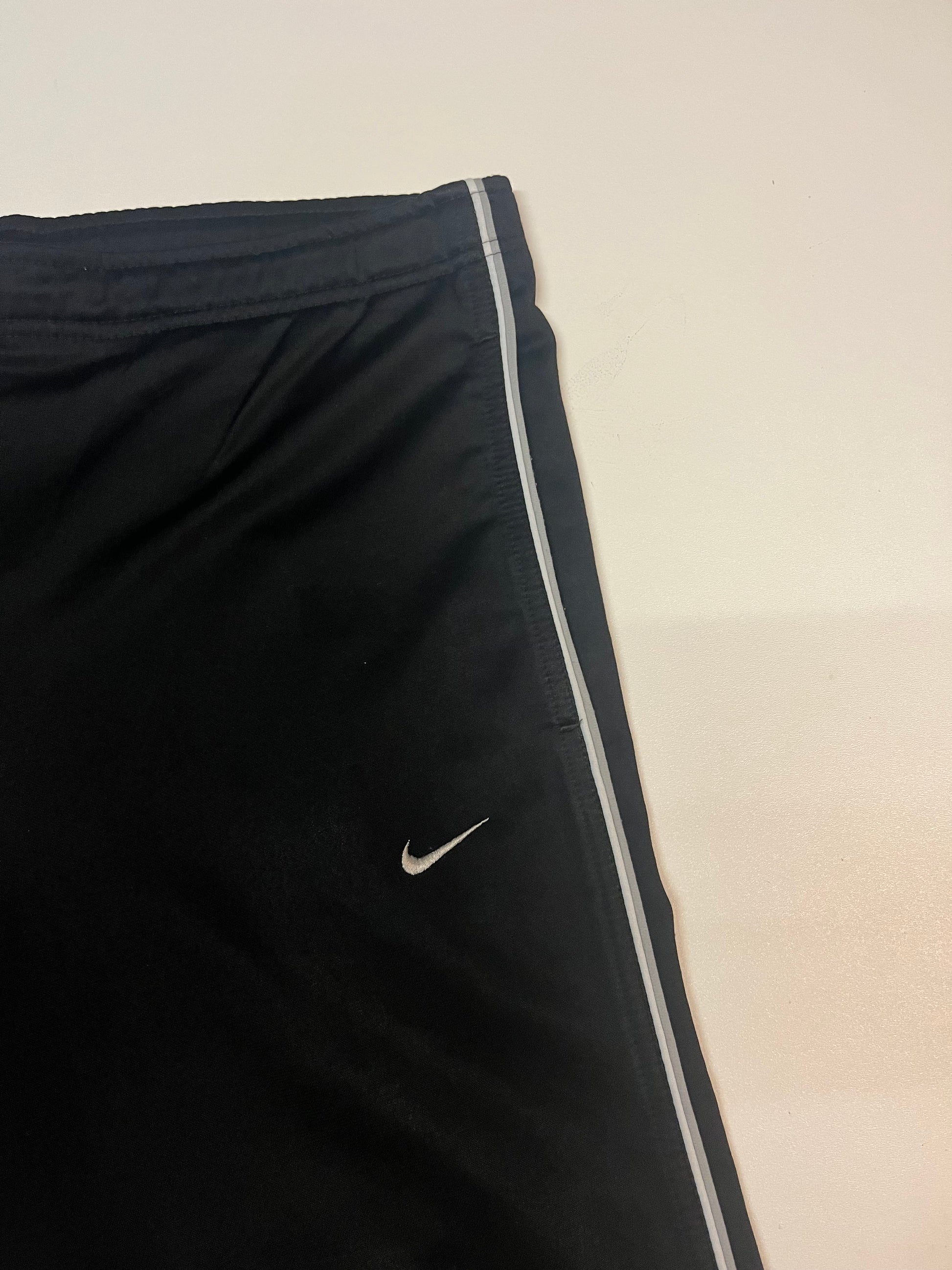 Entdecke unsere Vintage Track Pants von Nike und anderen Marken, erhältlich bei Valuxery.de - Dein Shop für trendige Vintage - Kleidung. Unsere Track Pants sind aus hochwertigen Materialien und