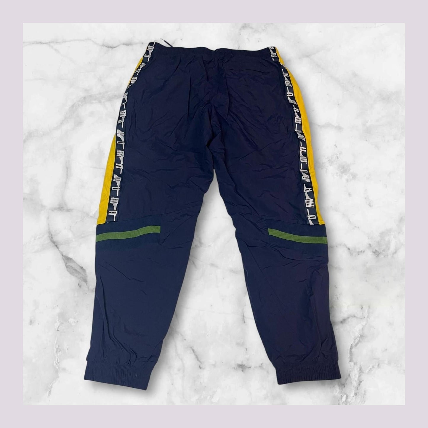 Entdecke unsere Vintage Track Pants von Nike und anderen Marken, erhältlich bei Valuxery.de - Dein Shop für trendige Vintage - Kleidung. Unsere Track Pants sind aus hochwertigen Materialien und