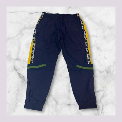 Entdecke unsere Vintage Track Pants von Nike und anderen Marken, erhältlich bei Valuxery.de - Dein Shop für trendige Vintage - Kleidung. Unsere Track Pants sind aus hochwertigen Materialien und