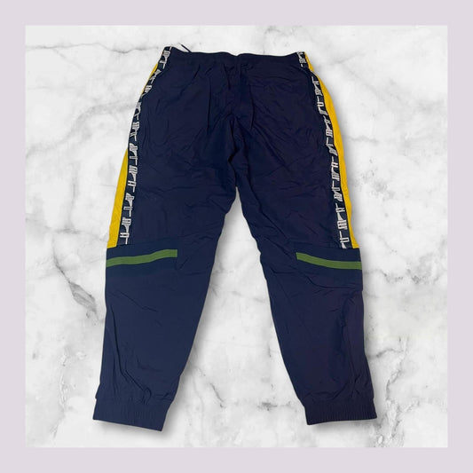 Entdecke unsere Vintage Track Pants von Nike und anderen Marken, erhältlich bei Valuxery.de - Dein Shop für trendige Vintage - Kleidung. Unsere Track Pants sind aus hochwertigen Materialien und