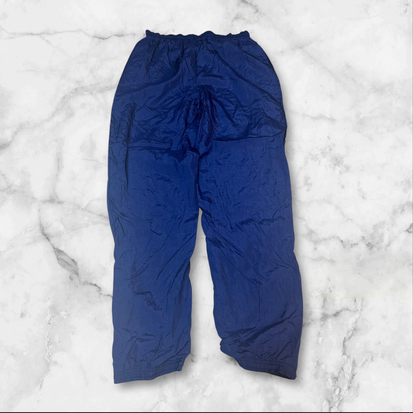 Entdecke unsere Vintage Track Pants von Nike und anderen Marken, erhältlich bei Valuxery.de - Dein Shop für trendige Vintage - Kleidung. Unsere Track Pants sind aus hochwertigen Materialien und