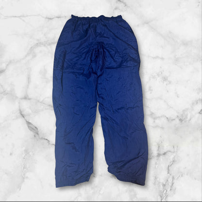 Entdecke unsere Vintage Track Pants von Nike und anderen Marken, erhältlich bei Valuxery.de - Dein Shop für trendige Vintage - Kleidung. Unsere Track Pants sind aus hochwertigen Materialien und