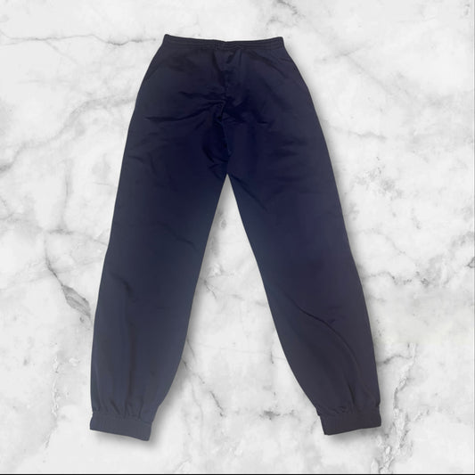 Entdecke unsere Vintage Track Pants von Nike und anderen Marken, erhältlich bei Valuxery.de - Dein Shop für trendige Vintage - Kleidung. Unsere Track Pants sind aus hochwertigen Materialien und