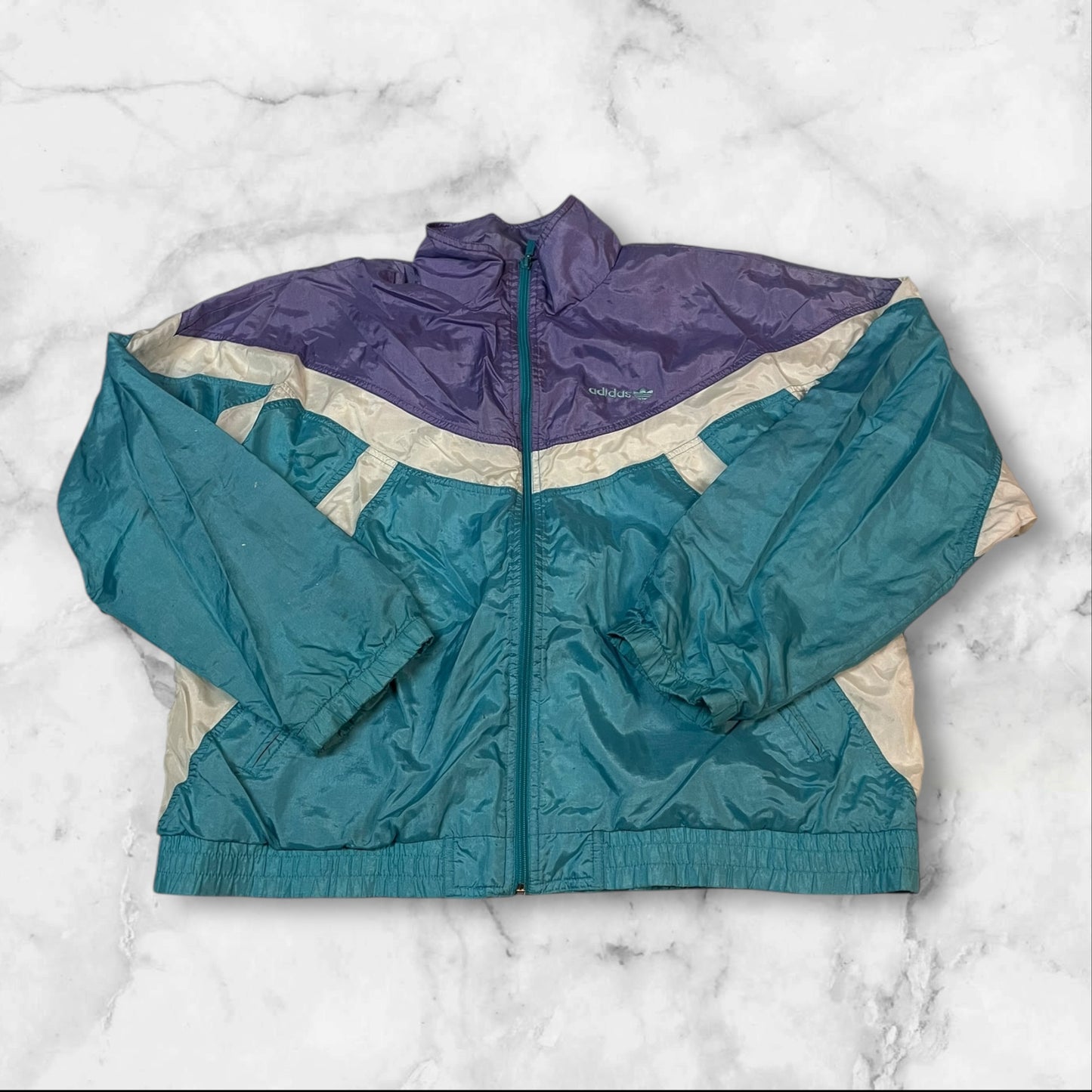 Entdecke unsere Vintage Track Pants von Nike und anderen Marken, erhältlich bei Valuxery.de - Dein Shop für trendige Vintage - Kleidung. Unsere Track Pants sind aus hochwertigen Materialien und