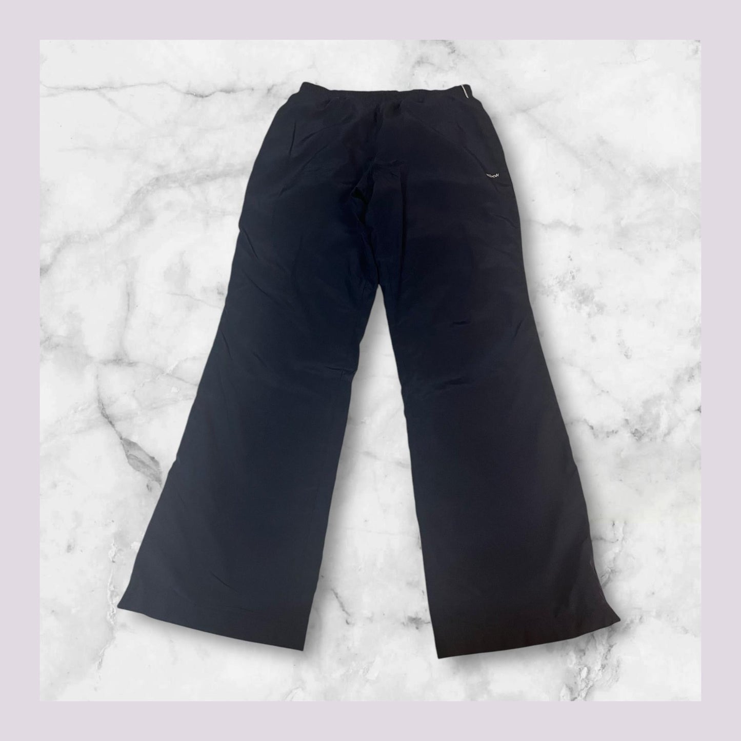 Entdecke unsere Vintage Track Pants von Nike und anderen Marken, erhältlich bei Valuxery.de - Dein Shop für trendige Vintage - Kleidung. Unsere Track Pants sind aus hochwertigen Materialien und