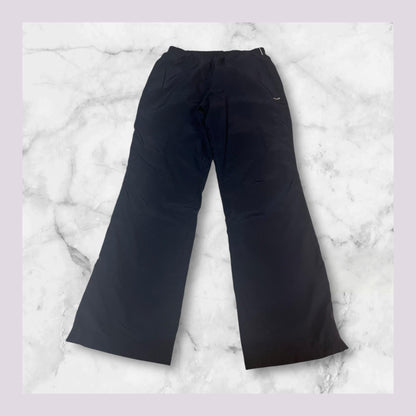 Entdecke unsere Vintage Track Pants von Nike und anderen Marken, erhältlich bei Valuxery.de - Dein Shop für trendige Vintage - Kleidung. Unsere Track Pants sind aus hochwertigen Materialien und