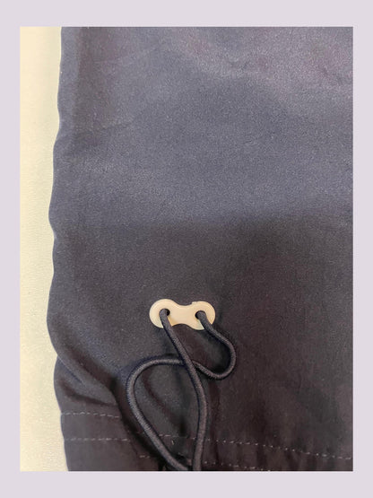 Entdecke unsere Vintage Track Pants von Nike und anderen Marken, erhältlich bei Valuxery.de - Dein Shop für trendige Vintage - Kleidung. Unsere Track Pants sind aus hochwertigen Materialien und