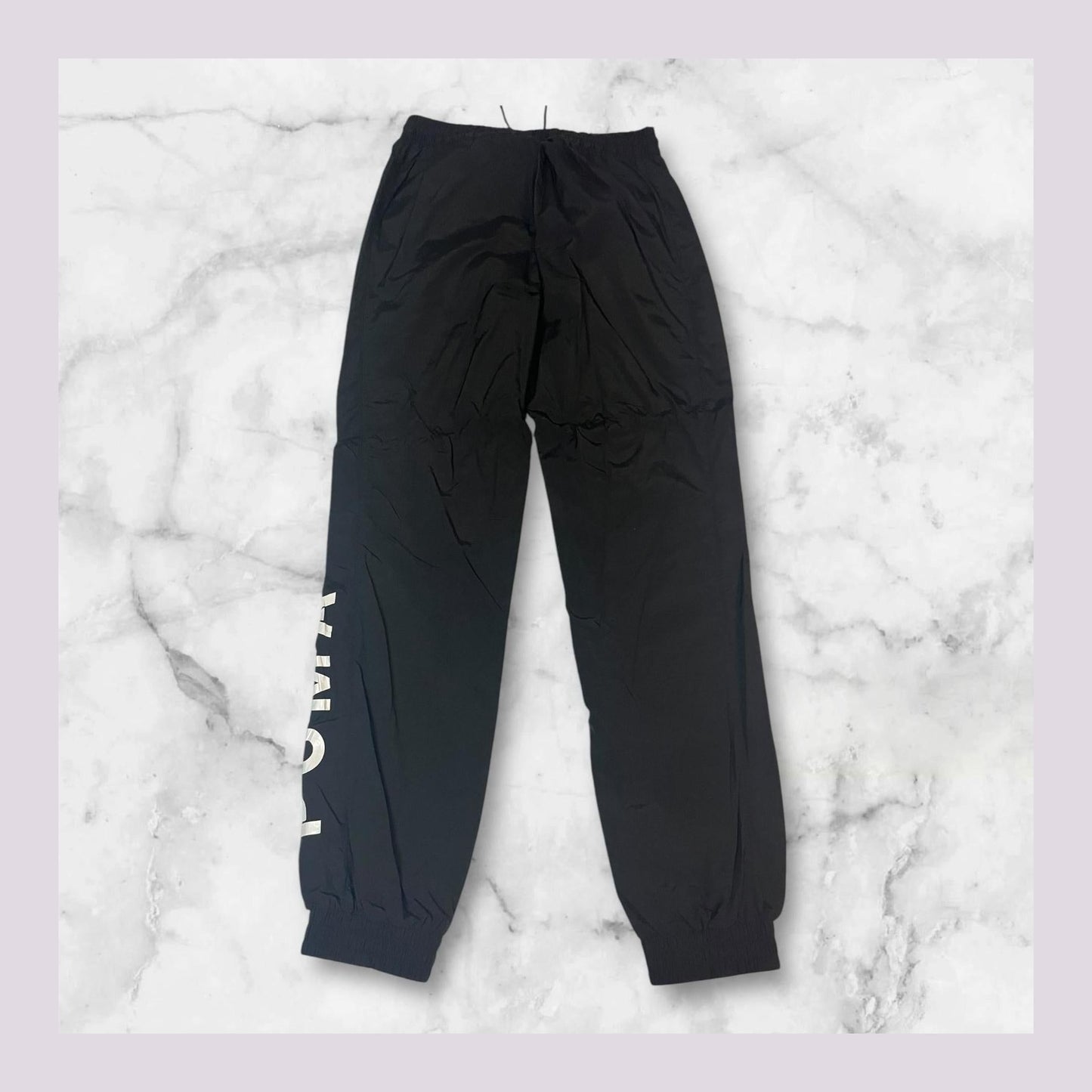Entdecke unsere Vintage Track Pants von Nike und anderen Marken, erhältlich bei Valuxery.de - Dein Shop für trendige Vintage - Kleidung. Unsere Track Pants sind aus hochwertigen Materialien und