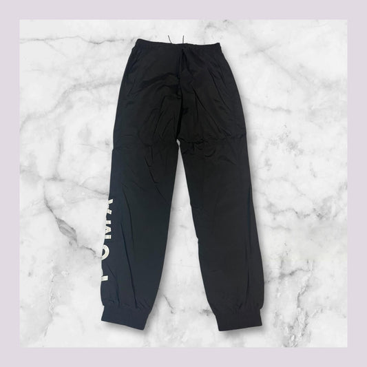Entdecke unsere Vintage Track Pants von Nike und anderen Marken, erhältlich bei Valuxery.de - Dein Shop für trendige Vintage - Kleidung. Unsere Track Pants sind aus hochwertigen Materialien und
