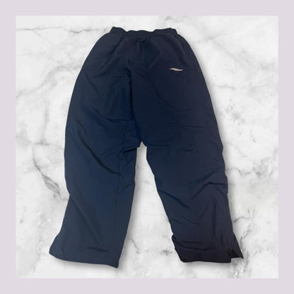 Entdecke unsere Vintage Track Pants von Nike und anderen Marken, erhältlich bei Valuxery.de - Dein Shop für trendige Vintage - Kleidung. Unsere Track Pants sind aus hochwertigen Materialien und