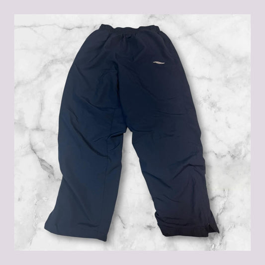 Entdecke unsere Vintage Track Pants von Nike und anderen Marken, erhältlich bei Valuxery.de - Dein Shop für trendige Vintage - Kleidung. Unsere Track Pants sind aus hochwertigen Materialien und