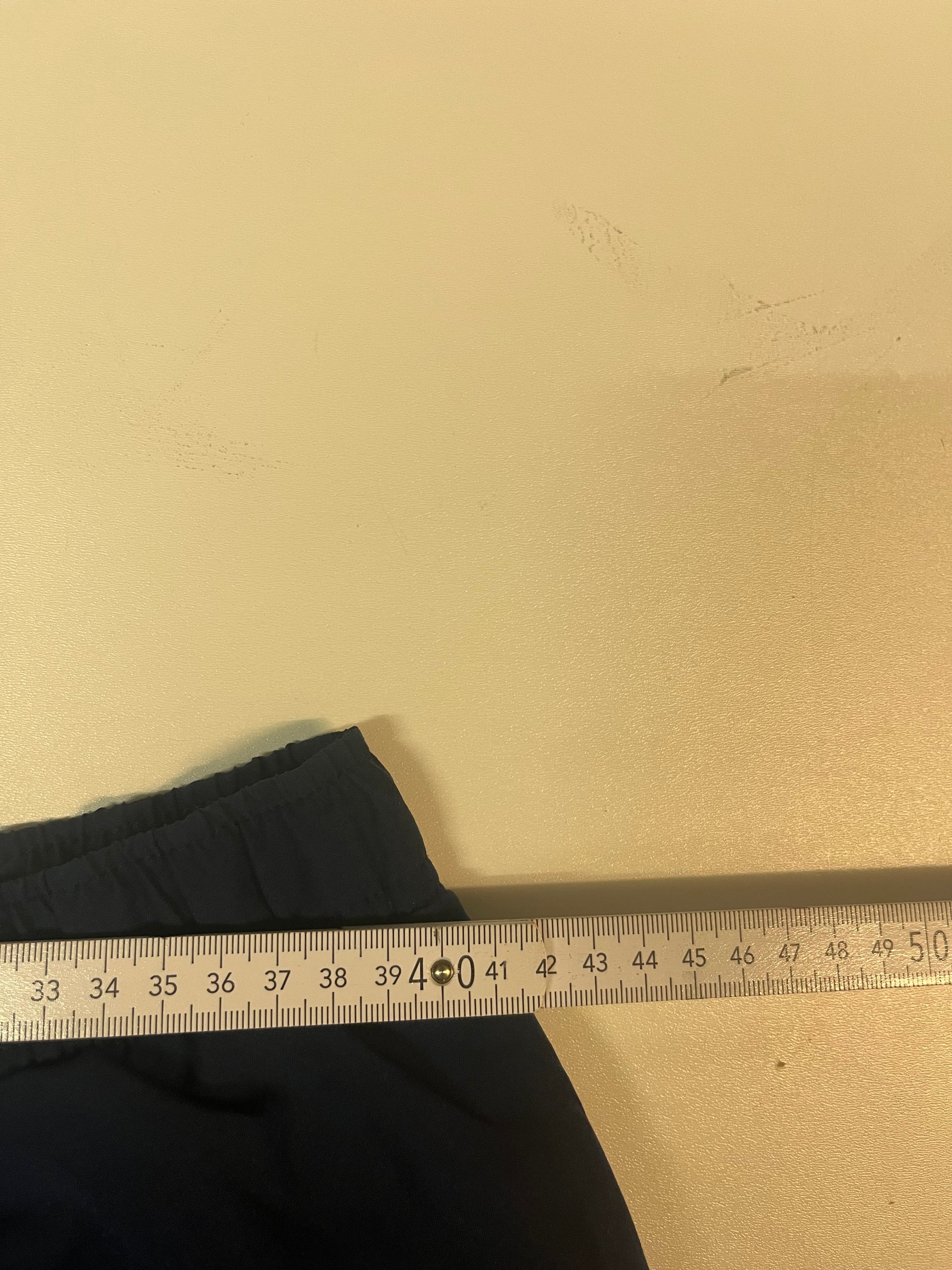 Entdecke unsere Vintage Track Pants von Nike und anderen Marken, erhältlich bei Valuxery.de - Dein Shop für trendige Vintage - Kleidung. Unsere Track Pants sind aus hochwertigen Materialien und