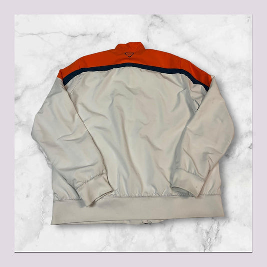 Entdecke unsere Vintage Track Pants von Nike und anderen Marken, erhältlich bei Valuxery.de - Dein Shop für trendige Vintage - Kleidung. Unsere Track Pants sind aus hochwertigen Materialien und