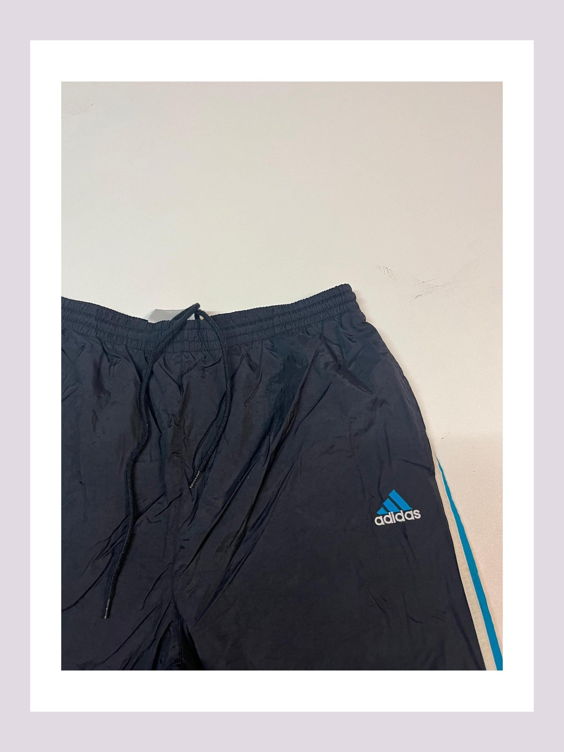 Entdecke unsere Vintage Track Pants von Nike und anderen Marken, erhältlich bei Valuxery.de - Dein Shop für trendige Vintage - Kleidung. Unsere Track Pants sind aus hochwertigen Materialien und