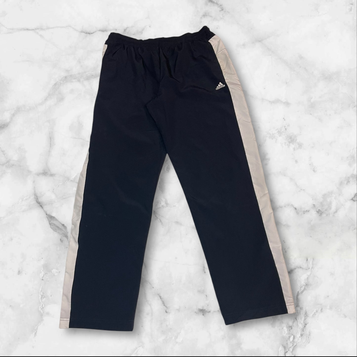 Entdecke unsere Vintage Track Pants von Nike und anderen Marken, erhältlich bei Valuxery.de - Dein Shop für trendige Vintage - Kleidung. Unsere Track Pants sind aus hochwertigen Materialien und