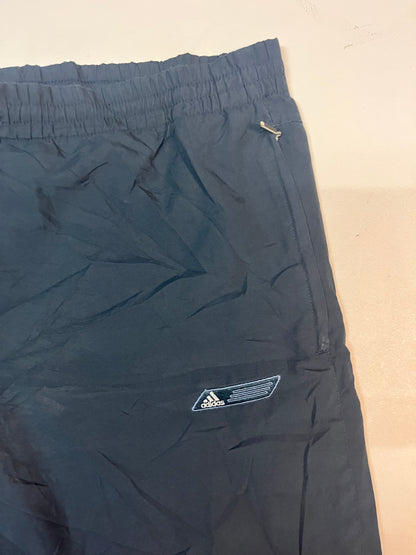 Entdecke unsere Vintage Track Pants von Nike und anderen Marken, erhältlich bei Valuxery.de - Dein Shop für trendige Vintage - Kleidung. Unsere Track Pants sind aus hochwertigen Materialien und