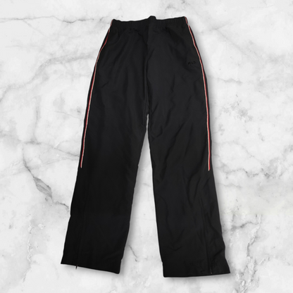 Entdecke unsere Vintage Track Pants von Nike und anderen Marken, erhältlich bei Valuxery.de - Dein Shop für trendige Vintage - Kleidung. Unsere Track Pants sind aus hochwertigen Materialien und