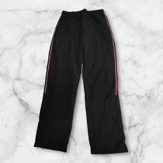 Entdecke unsere Vintage Track Pants von Nike und anderen Marken, erhältlich bei Valuxery.de - Dein Shop für trendige Vintage - Kleidung. Unsere Track Pants sind aus hochwertigen Materialien und