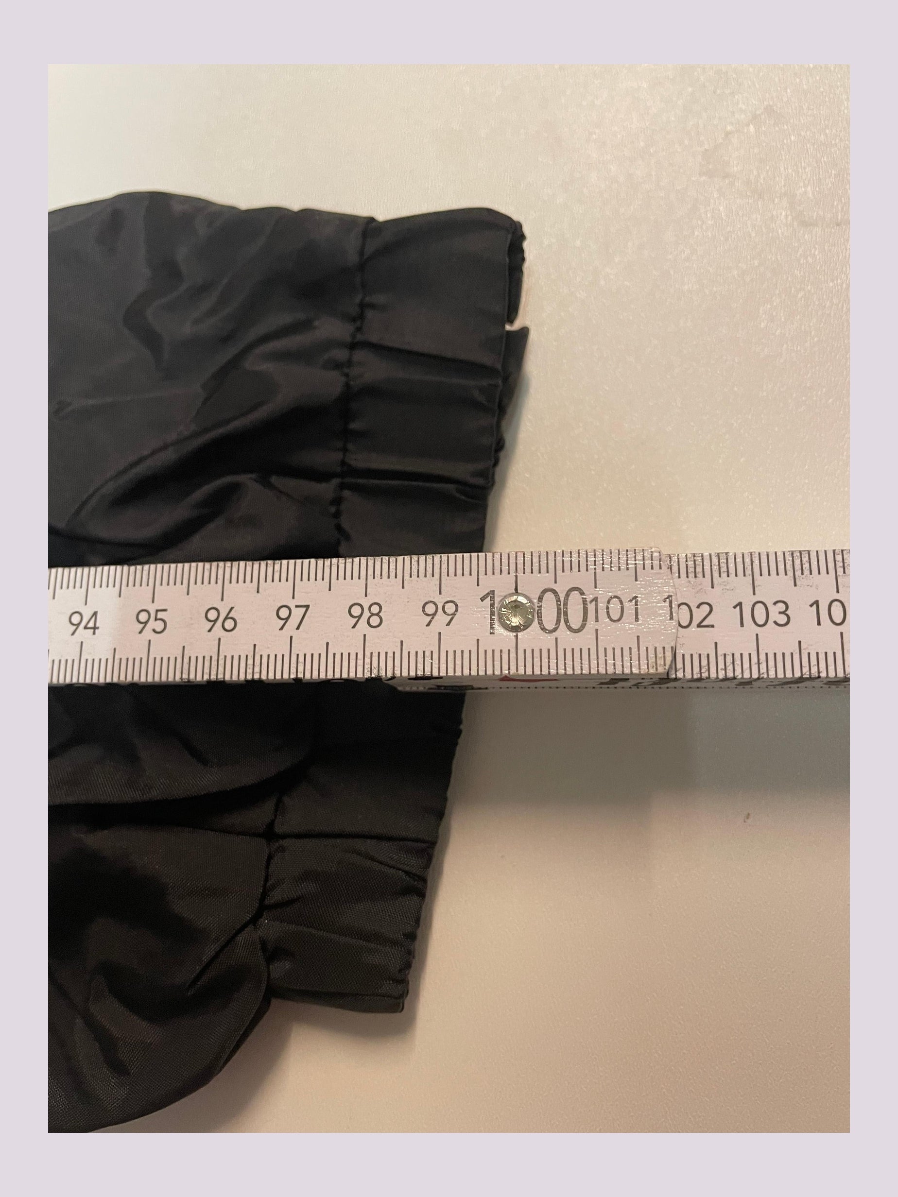 Entdecke unsere Vintage Track Pants von Nike und anderen Marken, erhältlich bei Valuxery.de - Dein Shop für trendige Vintage - Kleidung. Unsere Track Pants sind aus hochwertigen Materialien und