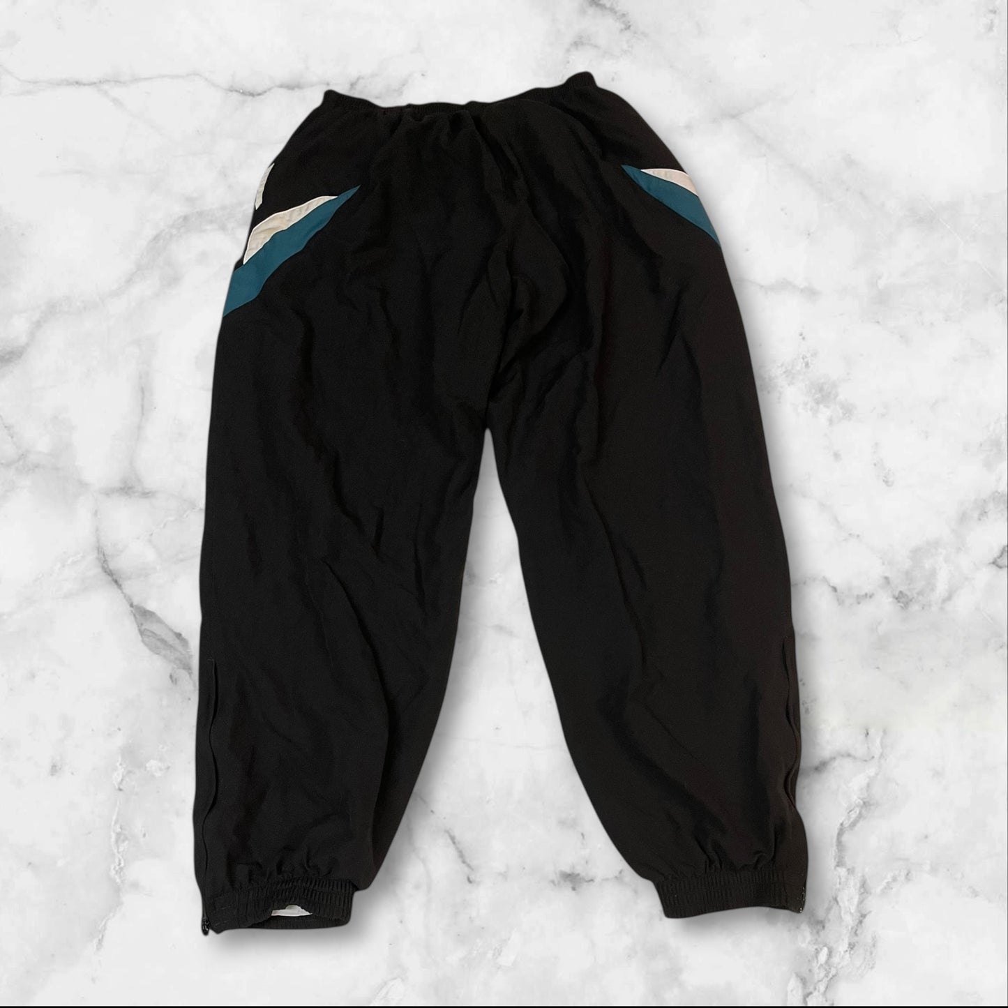 Entdecke unsere Vintage Track Pants von Nike und anderen Marken, erhältlich bei Valuxery.de - Dein Shop für trendige Vintage - Kleidung. Unsere Track Pants sind aus hochwertigen Materialien und