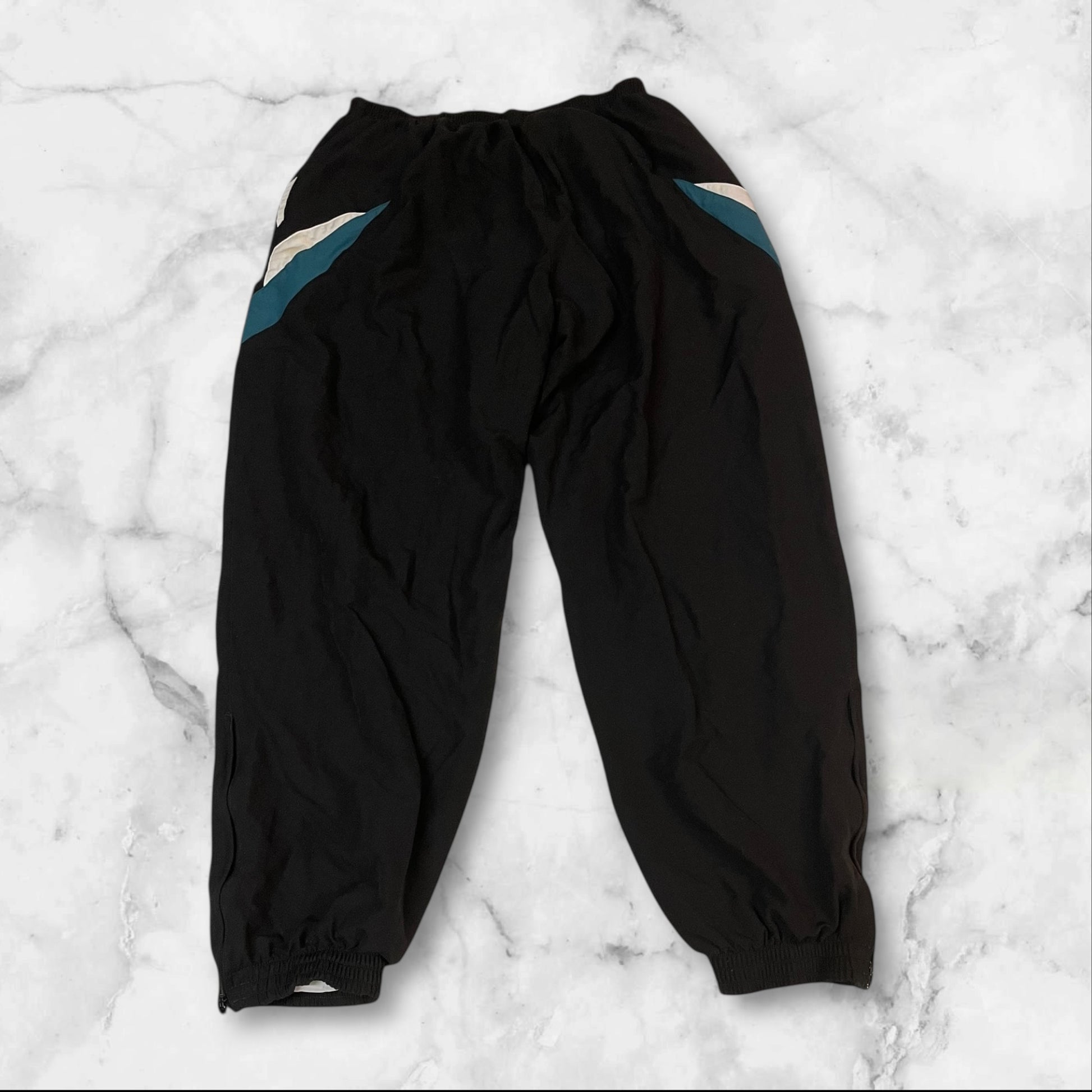 Entdecke unsere Vintage Track Pants von Nike und anderen Marken, erhältlich bei Valuxery.de - Dein Shop für trendige Vintage - Kleidung. Unsere Track Pants sind aus hochwertigen Materialien und