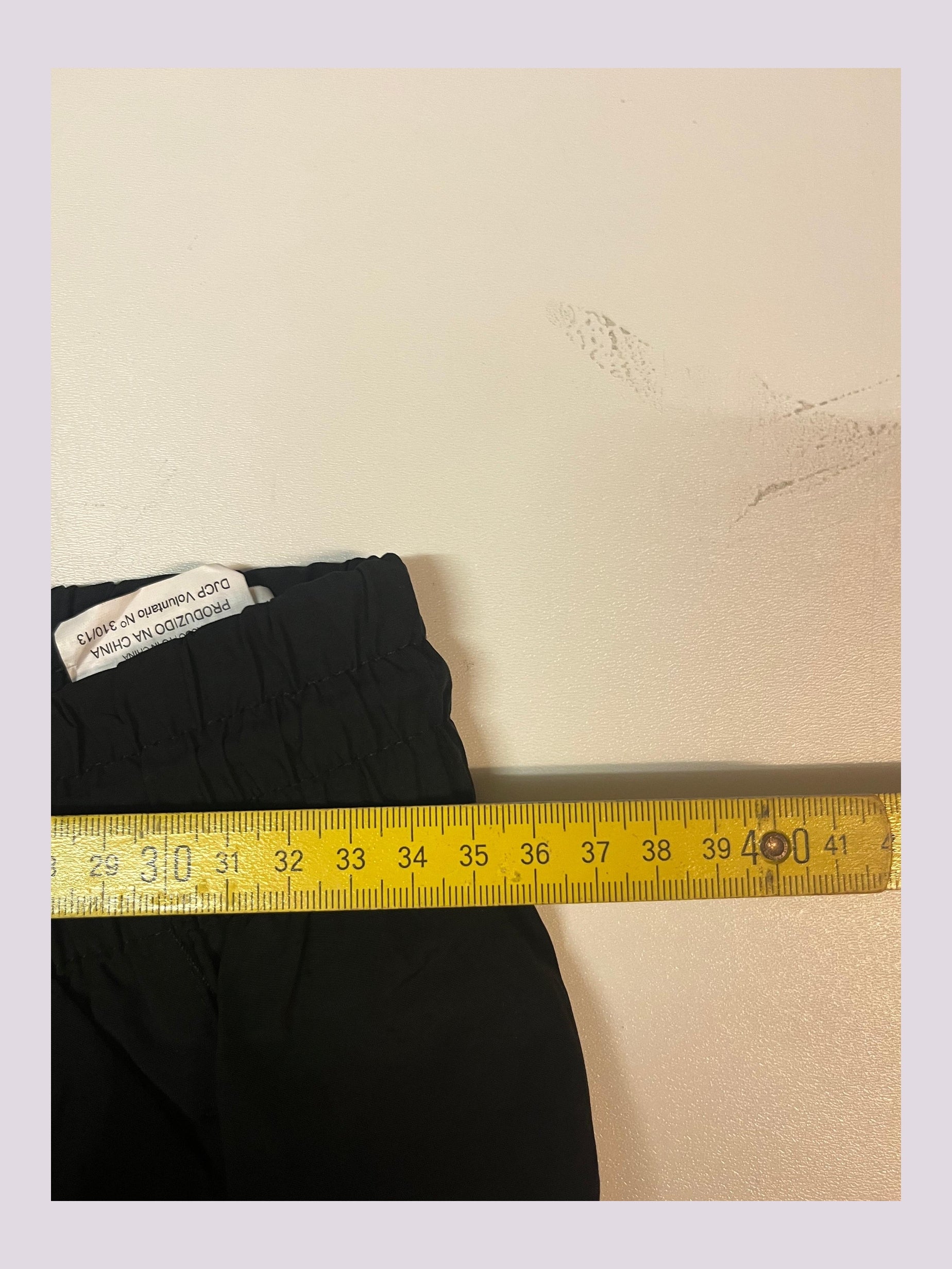 Entdecke unsere Vintage Track Pants von Nike und anderen Marken, erhältlich bei Valuxery.de - Dein Shop für trendige Vintage - Kleidung. Unsere Track Pants sind aus hochwertigen Materialien und