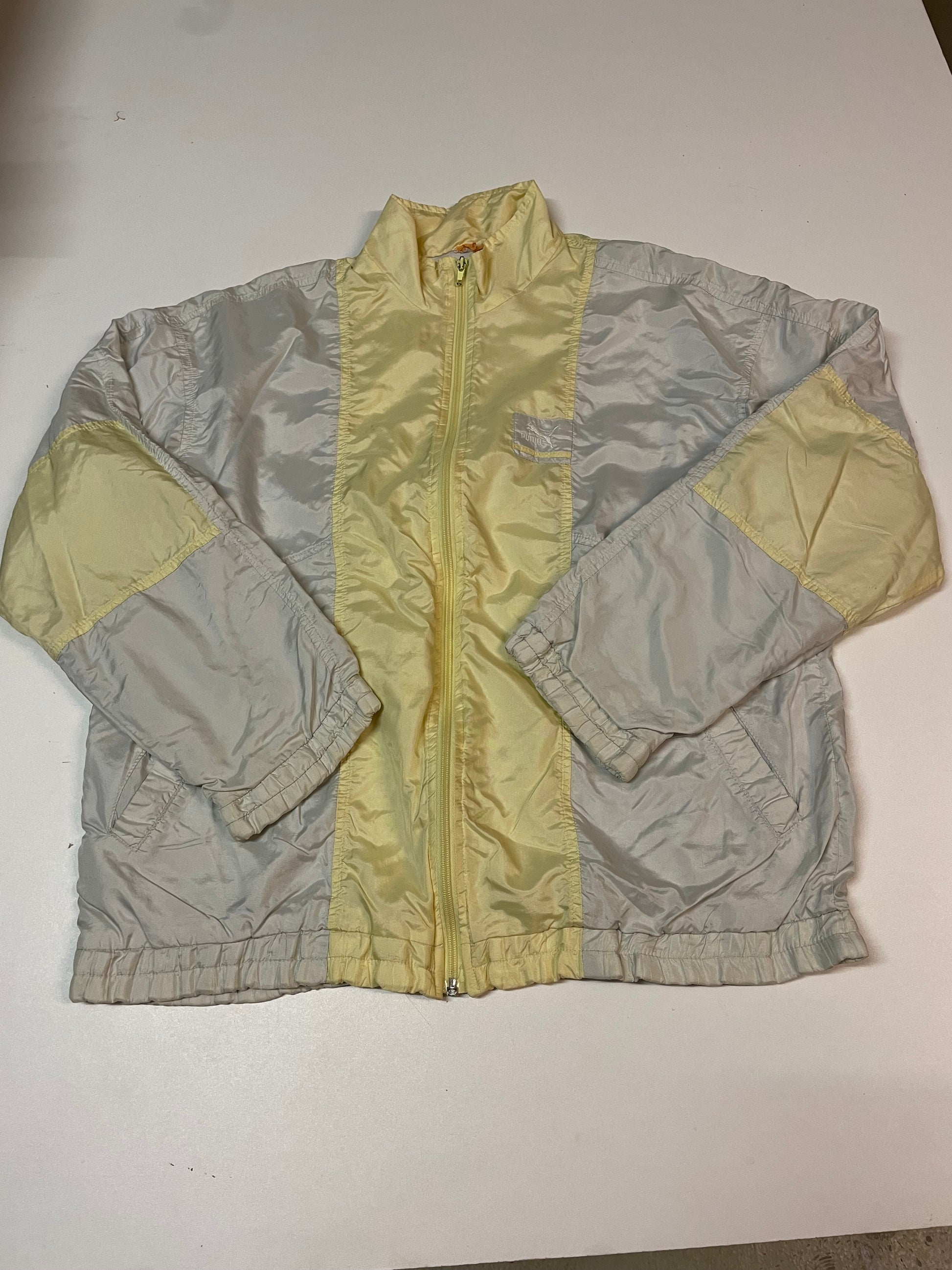 Entdecke unsere Vintage Track Pants von Nike und anderen Marken, erhältlich bei Valuxery.de - Dein Shop für trendige Vintage - Kleidung. Unsere Track Pants sind aus hochwertigen Materialien und