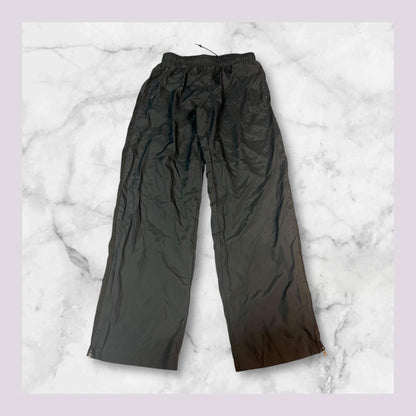 Entdecke unsere Vintage Track Pants von Nike und anderen Marken, erhältlich bei Valuxery.de - Dein Shop für trendige Vintage - Kleidung. Unsere Track Pants sind aus hochwertigen Materialien und
