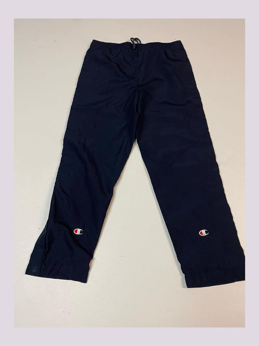Entdecke unsere Vintage Track Pants von Nike und anderen Marken, erhältlich bei Valuxery.de - Dein Shop für trendige Vintage - Kleidung. Unsere Track Pants sind aus hochwertigen Materialien und
