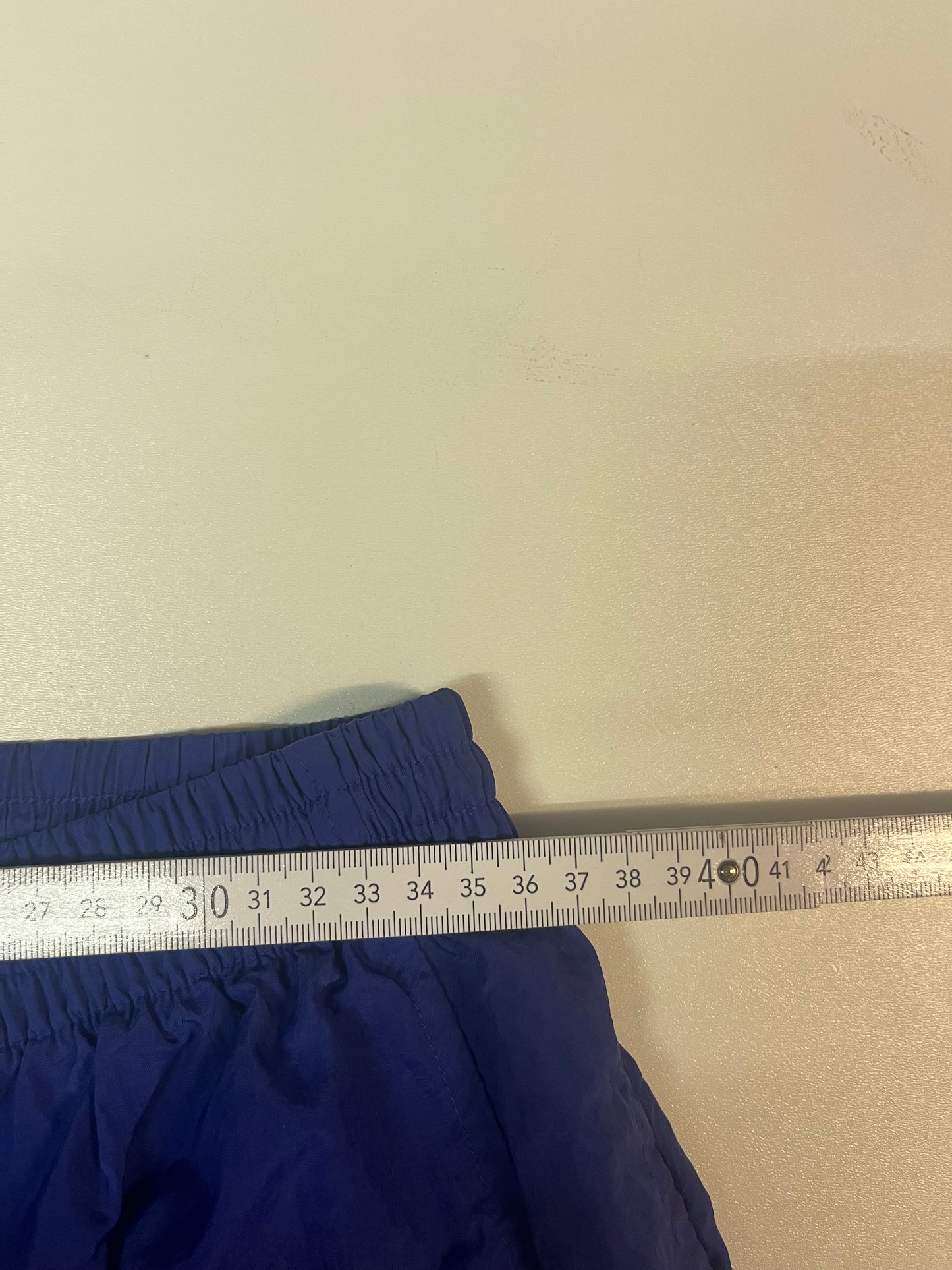 Entdecke unsere Vintage Track Pants von Nike und anderen Marken, erhältlich bei Valuxery.de - Dein Shop für trendige Vintage - Kleidung. Unsere Track Pants sind aus hochwertigen Materialien und