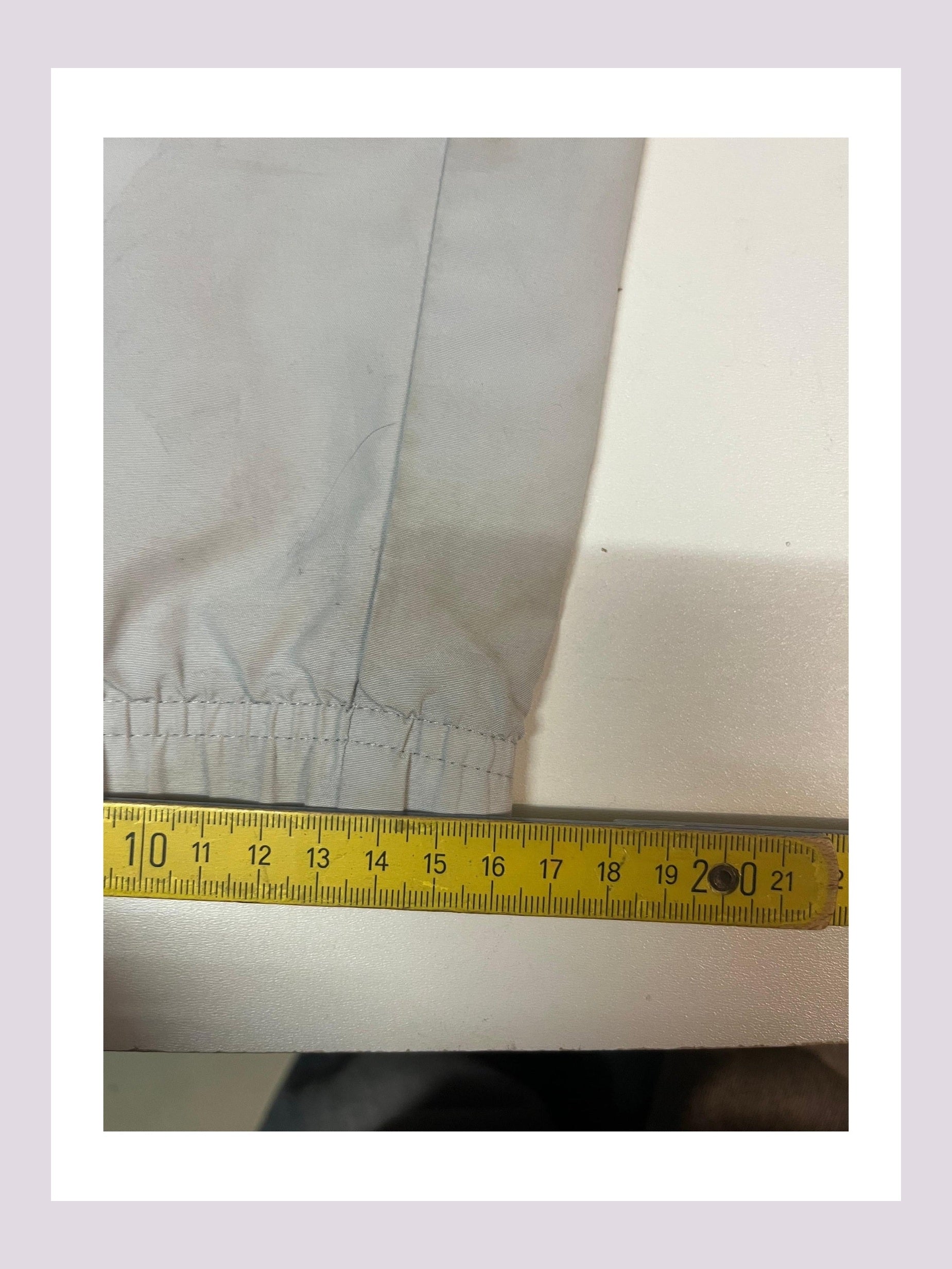 Entdecke unsere Vintage Track Pants von Nike und anderen Marken, erhältlich bei Valuxery.de - Dein Shop für trendige Vintage - Kleidung. Unsere Track Pants sind aus hochwertigen Materialien und