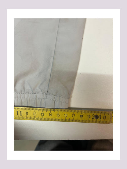 Entdecke unsere Vintage Track Pants von Nike und anderen Marken, erhältlich bei Valuxery.de - Dein Shop für trendige Vintage - Kleidung. Unsere Track Pants sind aus hochwertigen Materialien und