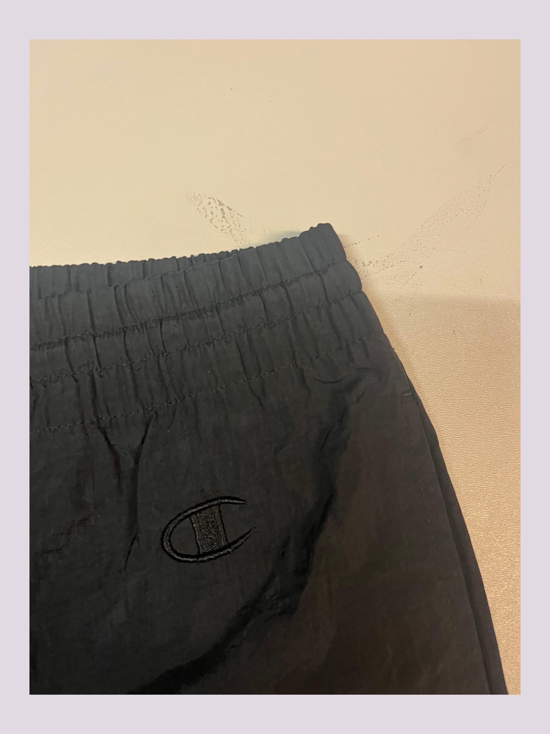 Entdecke unsere Vintage Track Pants von Nike und anderen Marken, erhältlich bei Valuxery.de - Dein Shop für trendige Vintage - Kleidung. Unsere Track Pants sind aus hochwertigen Materialien und